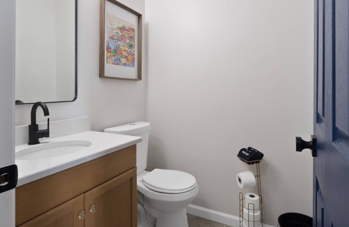 The Gate House | Contemporary Home | Sleeps 12 | Close to Downtown