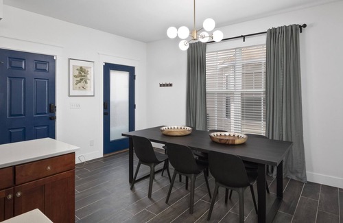 The Gate House | Contemporary Home | Sleeps 12 | Close to Downtown