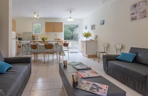 Asserac Cottage | "Contemporary Home with Garden, Near Sea & Shops, Equipped for Families"