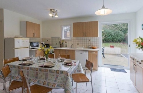 Asserac Cottage | "Contemporary Home with Garden, Near Sea & Shops, Equipped for Families"