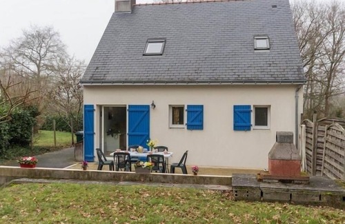 Asserac Cottage | "Contemporary Home with Garden, Near Sea & Shops, Equipped for Families"