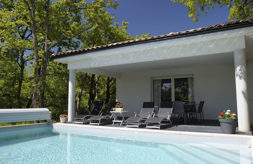 Luzech House | Contemporary home with heated pool