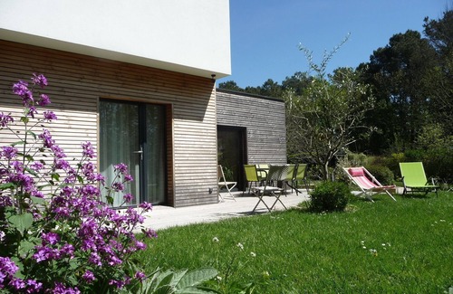 Ferel House | Contemporary house with sauna 10 kms from the sea: le jardin aux oiseaux