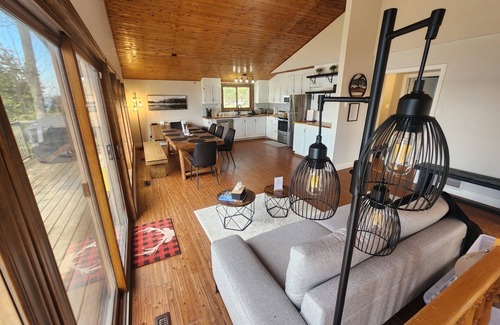 Selwyn Cottage | Contemporary Lake Front Retreat w/Picturesque Sunsets & Bunkie!