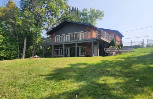 Selwyn Cottage | Contemporary Lake Front Retreat w/Picturesque Sunsets & Bunkie!