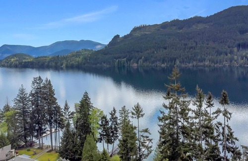 Youbou House | Contemporary Lake View Cabin with private jacuzzi