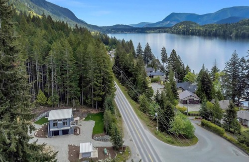 Youbou House | Contemporary Lake View Cabin with private jacuzzi