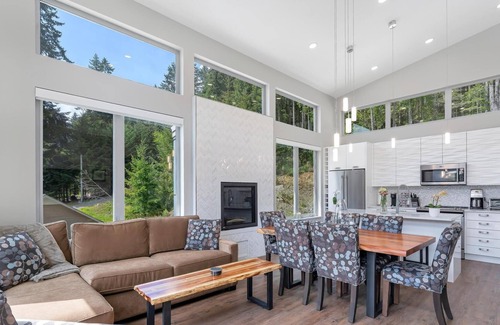 Youbou House | Contemporary Lake View Cabin with private jacuzzi