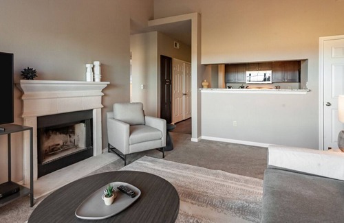 Bentonville Apartment | Contemporary large 1BR, in unit Washer/Dryer, FREE parking with all amenities!