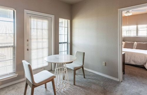 Bentonville Apartment | Contemporary large 1BR, in unit Washer/Dryer, FREE parking with all amenities!