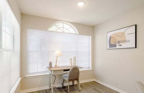 Palm Harbor Apartment | Contemporary large 3BR, in unit Washer/Dryer, FREE parking with all amenities!