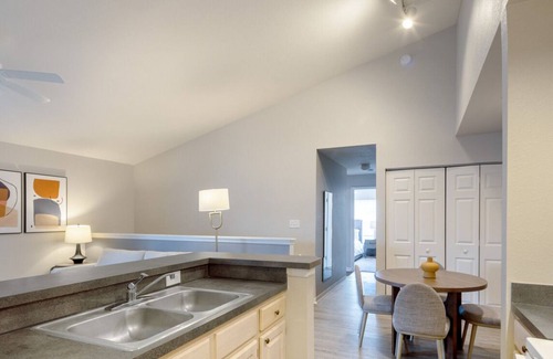Palm Harbor Apartment | Contemporary large 3BR, in unit Washer/Dryer, FREE parking with all amenities!