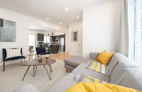 Brossard House | Contemporary renovated house in southshore MTL