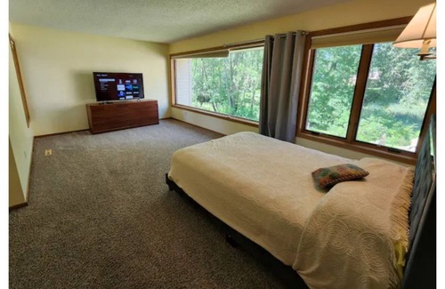 Minnetonka House | Contemporary retreat with million dollar view
