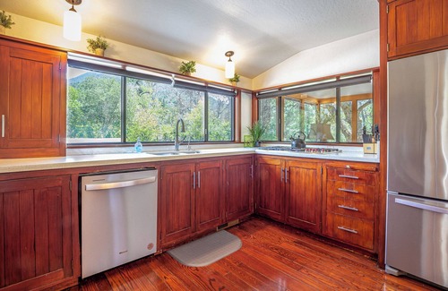 Three Rivers House | Contemporary River Retreat House - 2 Decks on the River, close to SNP, 7 acres