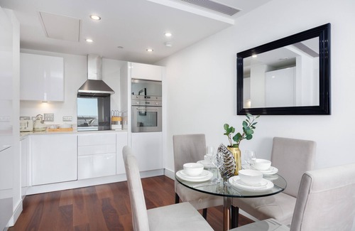 Canary Wharf Apartment | Contemporary & Roomy 2 Bedroom Apartment in Canary Wharf, London by MySquare