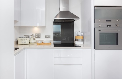 Canary Wharf Apartment | Contemporary & Roomy 2 Bedroom Apartment in Canary Wharf, London by MySquare