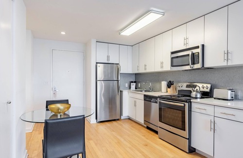 The Waterfront Apartment | Contemporary Studio in Jersey City Near Manhattan