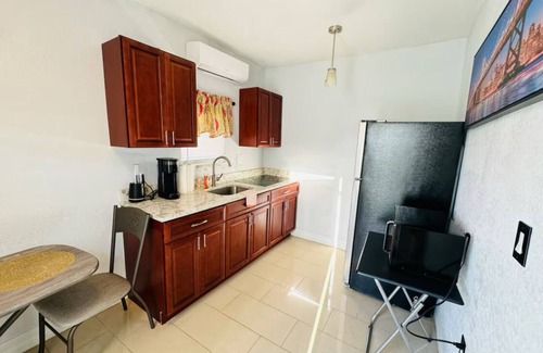 Oak Ridge Apartment | Contemporary Studio W/Full kitchen near Universal