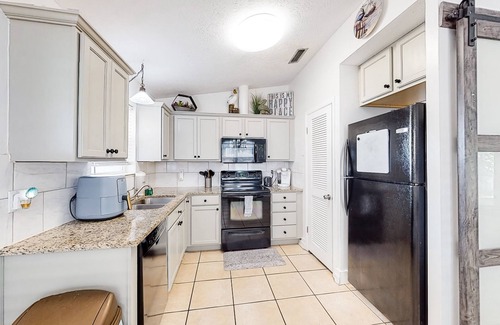 Biltmore Beach House | Contemporary beach house within walking distance to beach + central AC & WiFi