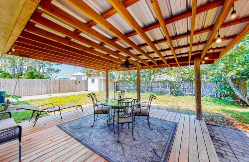 Biltmore Beach House | Contemporary beach house within walking distance to beach + central AC & WiFi