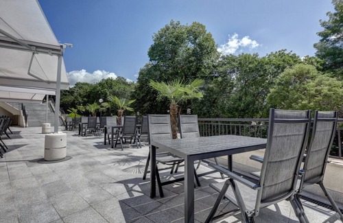 Golden Sands Apartment | Continental Apartments are located a 7-minute walk from Golden Sands Centre