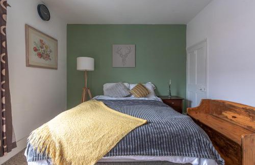 Reading House | Contractors Pad - 4 Bed Town House - Cent Reading - Free Parking