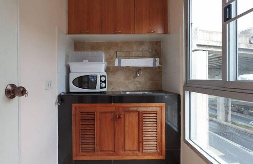 Bang Na Apartment | Convenient 32SQM with WiFi/Netflix near BTS