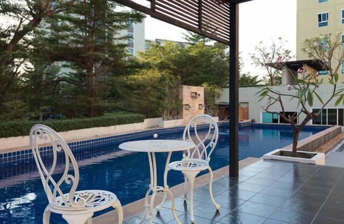 Bang Na Apartment | Convenient 32SQM with WiFi/Netflix near BTS