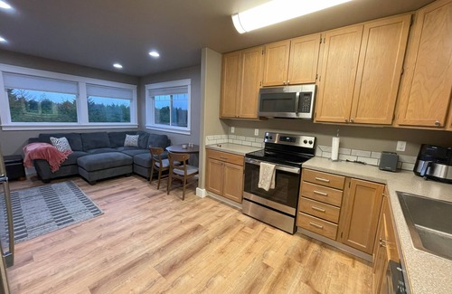 Sitka Apartment | Convenient and bright Cross Trail Vacation Getaway!