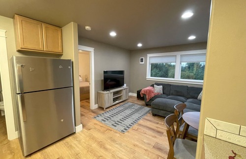 Sitka Apartment | Convenient and bright Cross Trail Vacation Getaway!
