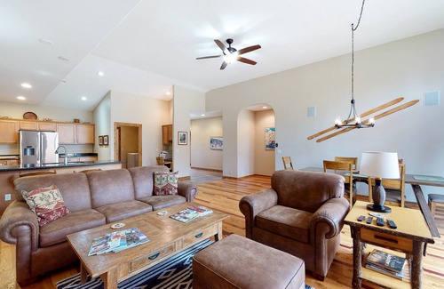 Pagosa Springs House | Convenient condo with fireplace & WiFi - walk to rec center pool, tennis & town