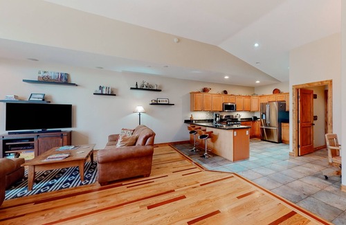 Pagosa Springs House | Convenient condo with fireplace & WiFi - walk to rec center pool, tennis & town