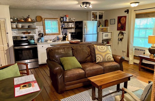 Dahlonega Cottage | Convenient Cottage- Hot Tub/4 Minutes to Dahlonega/Dog Friendly/2-Bedrooms!