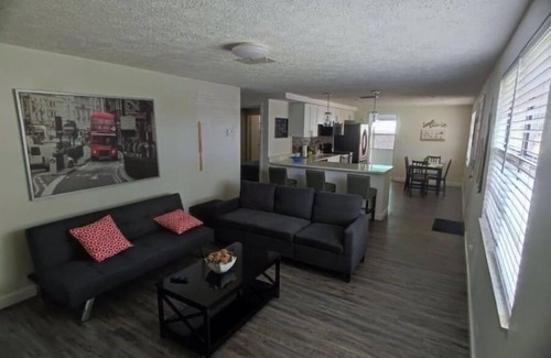New Port Richey House | Convenient, cozy and bright :)