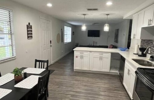New Port Richey House | Convenient, cozy and bright :)