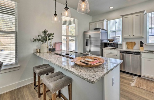 Fayetteville House | Convenient Fayetteville Home - 3 Mi to Town!