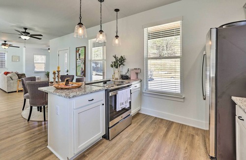 Fayetteville House | Convenient Fayetteville Home - 3 Mi to Town!