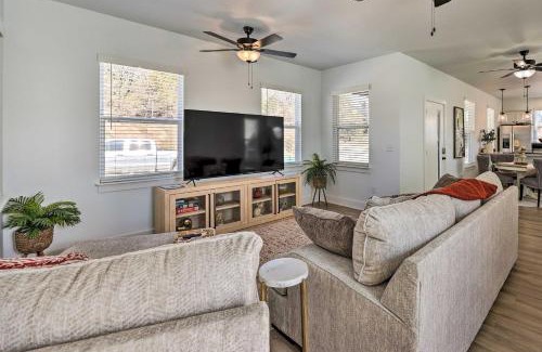 Fayetteville House | Convenient Fayetteville Home - 3 Mi to Town!