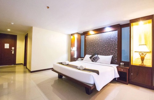 Srisa Chorakhe Noi Hotel | Convenient Grand Hotel by Zuzu