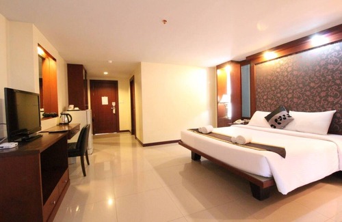 Srisa Chorakhe Noi Hotel | Convenient Grand Hotel by Zuzu