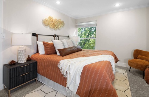 Murray House | Convenient Living Awaits 2 bedrooms and 1.5 bathrooms