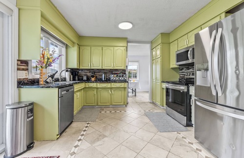 Southeast Edmonton House | Convenient & peaceful just for U