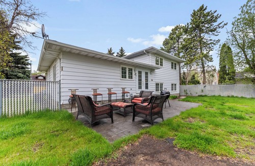 Southeast Edmonton House | Convenient & peaceful just for U