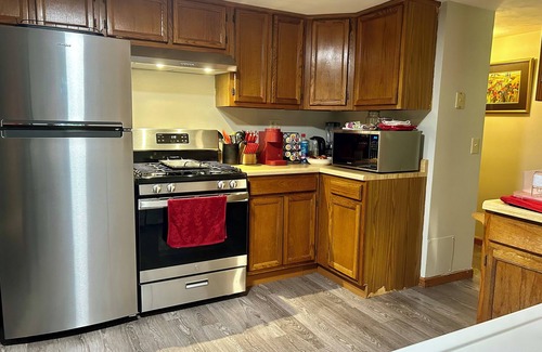 Chicopee Apartment | Convenient pet friendly 2br/3bd w/full bathroom located in a safe & quite city