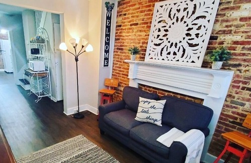 Downtown House | Convenient Row Home in the 💖 of Downtown on the Creekside!