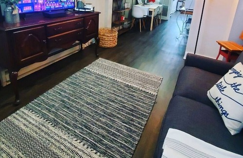 Downtown House | Convenient Row Home in the 💖 of Downtown on the Creekside!