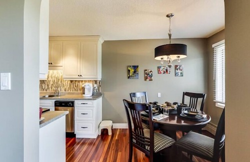Southwest Edmonton Condo | Convenient Southside- 10 min to West Edmonton Mall, Cross Cancer Clinic, U of A