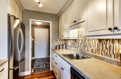 Southwest Edmonton Condo | Convenient Southside- 10 min to West Edmonton Mall, Cross Cancer Clinic, U of A