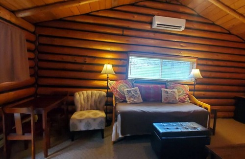 Gardiner House | Convenient Stay! Heated Pool, Free Parking Onsite, Near Gardiner Downtown!